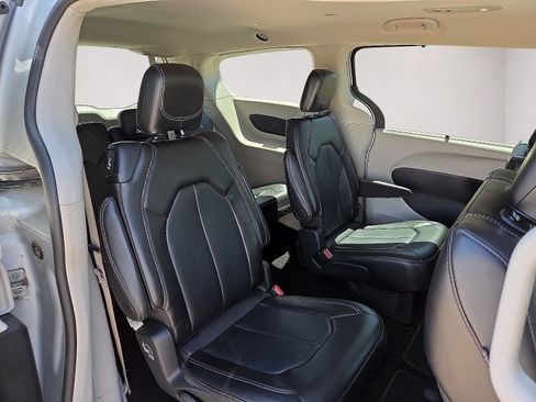 Used 2024 Chrysler Pacifica Touring-L FWD image 14