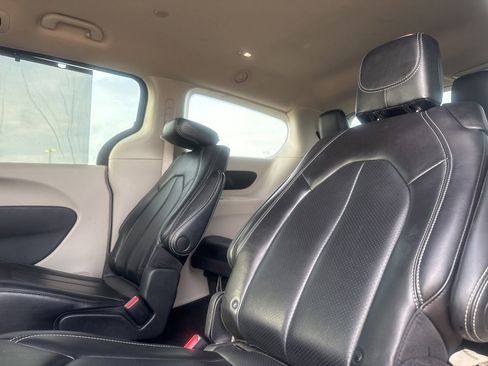 Used 2023 Chrysler Pacifica Touring-L FWD image 28