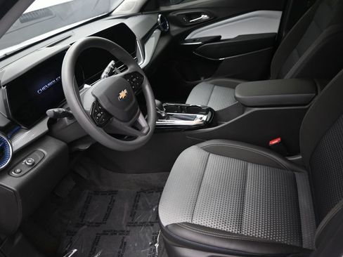 Used 2025 Chevrolet Trax LT FWD image 12