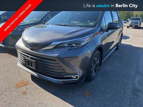 Certified 2025 Toyota Sienna Platinum AWD/4WD image 1