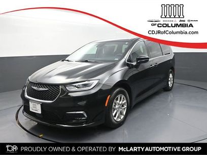 Used 2025 Chrysler Pacifica Select
