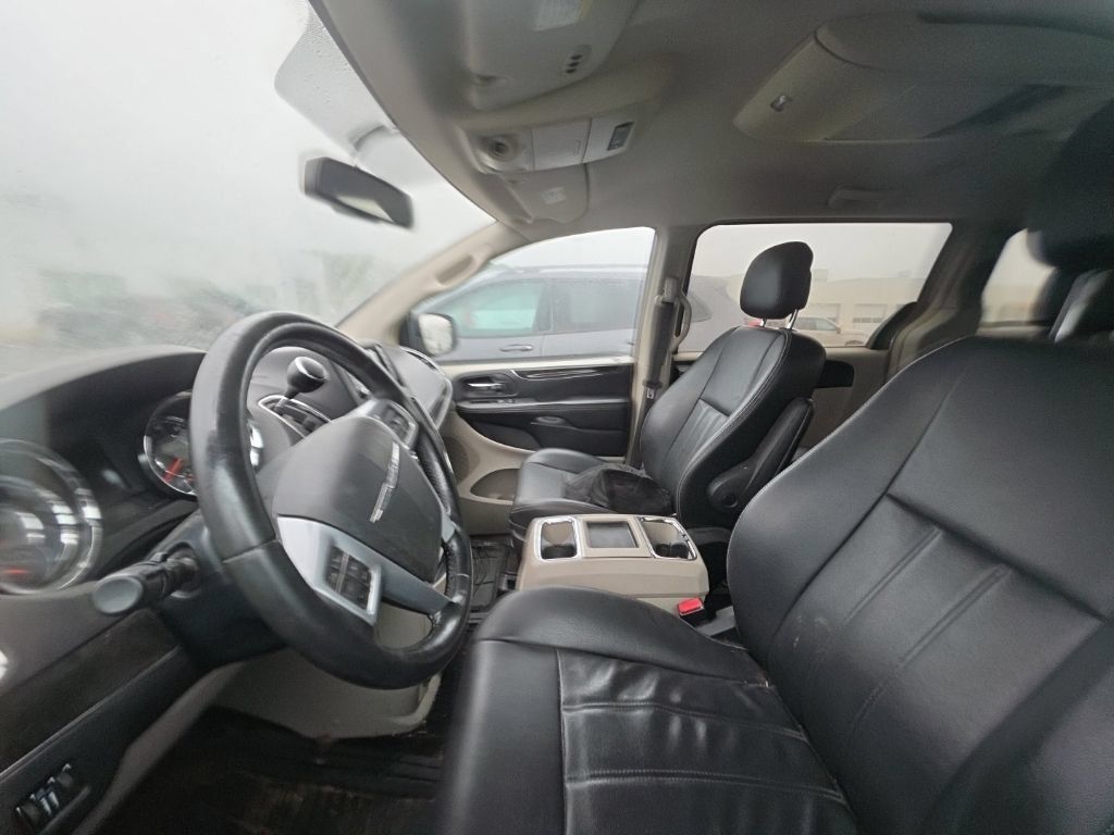 Used 2014 Chrysler Town & Country Touring FWD image 11