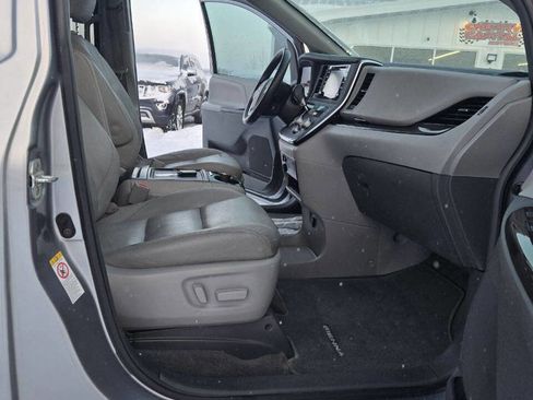 Used 2018 Toyota Sienna XLE image 15