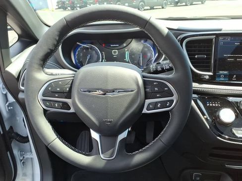 New 2026 Chrysler Pacifica Select FWD image 18