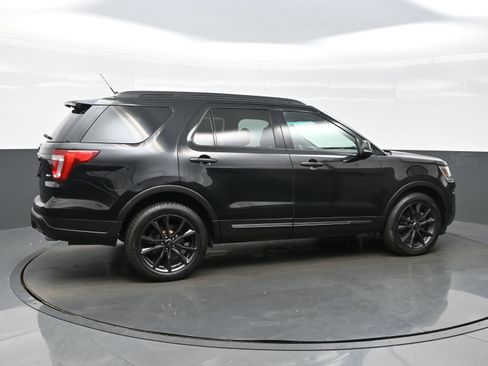 Used 2019 Ford Explorer XLT w/ Equipment Group 202A image 6
