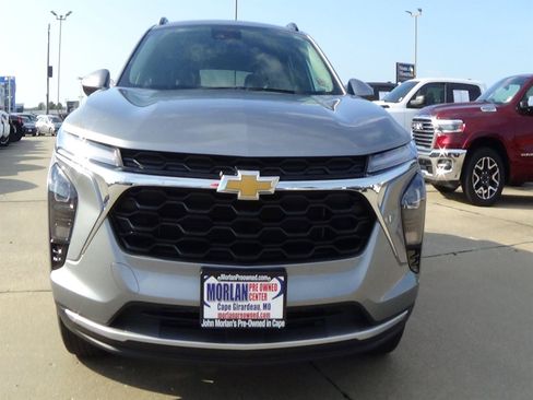 Used 2025 Chevrolet Trax LT w/ LT Convenience Package FWD image 3