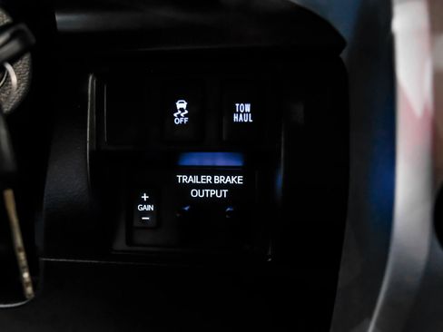 Used 2019 Toyota Tundra SR5 w/ SR5 Upgrade Package AWD/4WD image 34