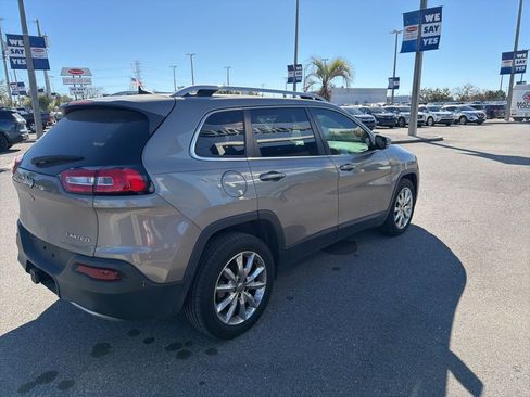 Used 2017 Jeep Cherokee Limited image 6