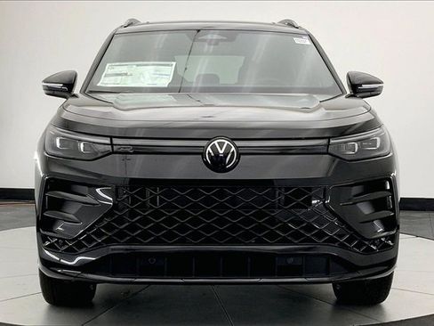 New 2026 Volkswagen Tiguan SE R-Line image 3