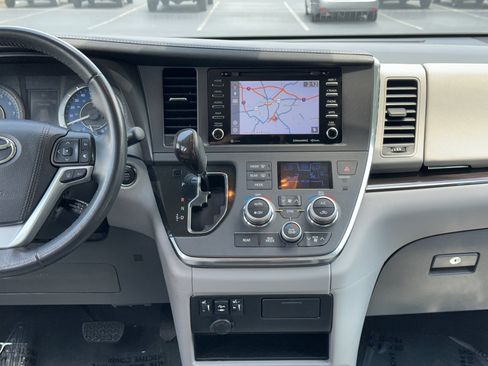 Used 2019 Toyota Sienna XLE w/ XLE Navigation Package FWD image 30