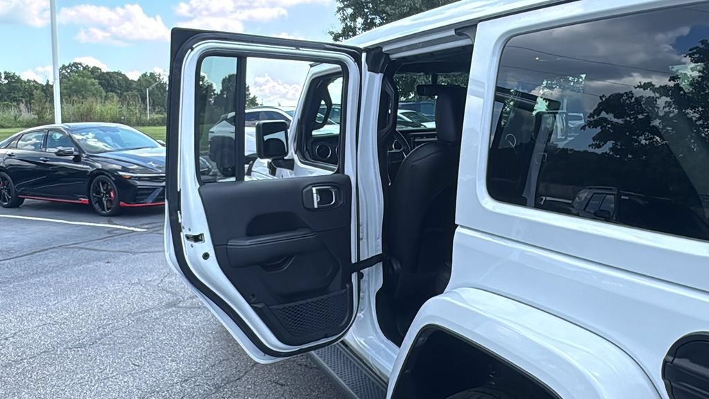 Used 2022 Jeep Wrangler Unlimited Sahara AWD/4WD image 24