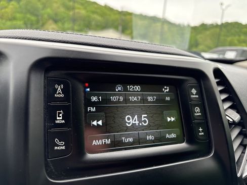 Used 2014 Jeep Cherokee Latitude AWD/4WD image 13