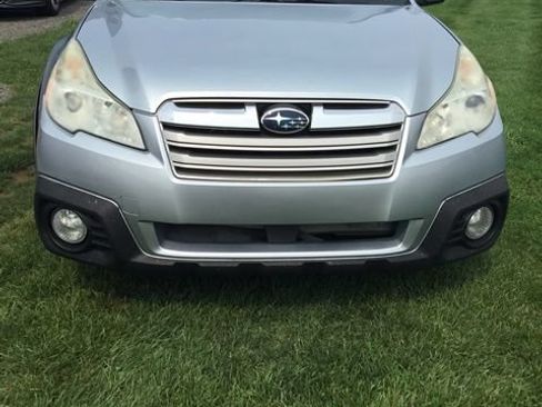 Used 2014 Subaru Outback 2.5i Limited w/ Moonroof Package AWD/4WD image 2