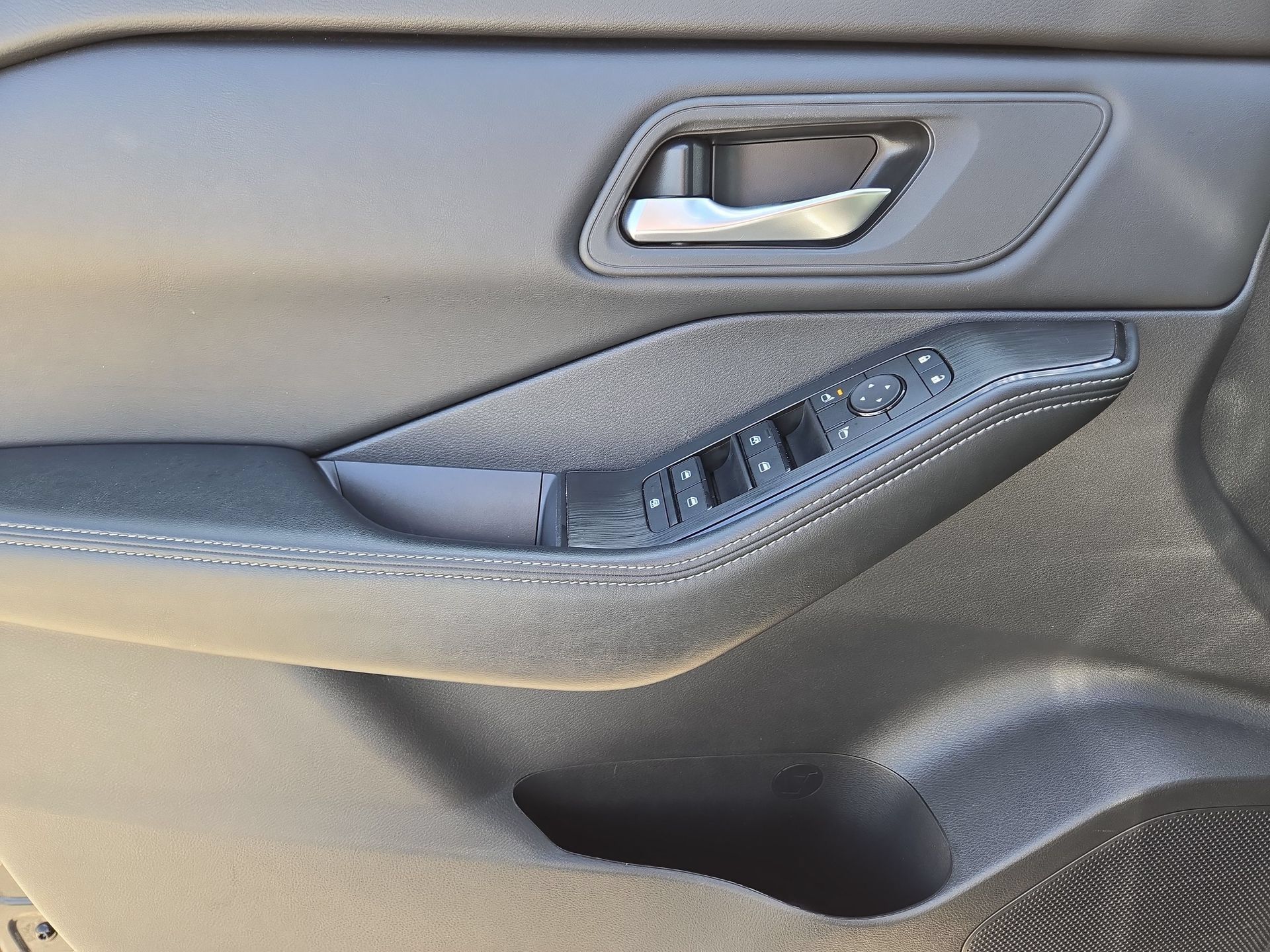 Used 2025 Nissan Rogue SV FWD image 15
