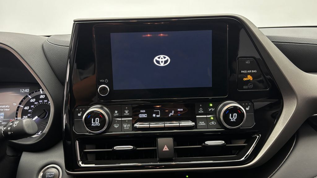 Used 2025 Toyota Highlander XLE AWD/4WD image 20