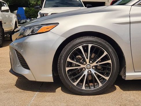 Used 2020 Toyota Camry SE FWD image 5