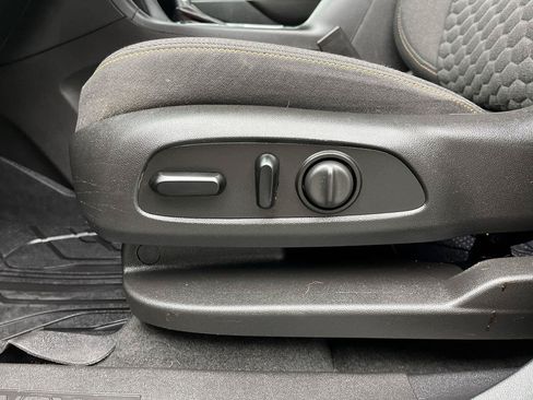 Used 2018 Chevrolet Equinox LT FWD image 9