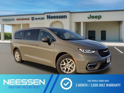 Used 2023 Chrysler Pacifica Touring-L w/ Uconnect Theater Family Group