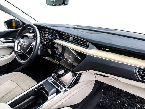 Used 2022 Audi e-tron Premium w/ Convenience Plus Package image 17
