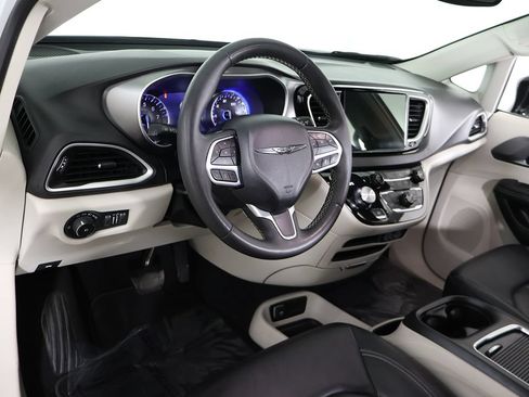 Used 2024 Chrysler Pacifica Touring-L FWD image 25