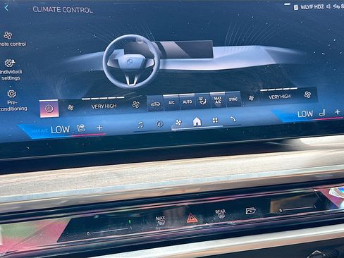 Used 2023 BMW 740i w/ Parking Assistance Package image 16