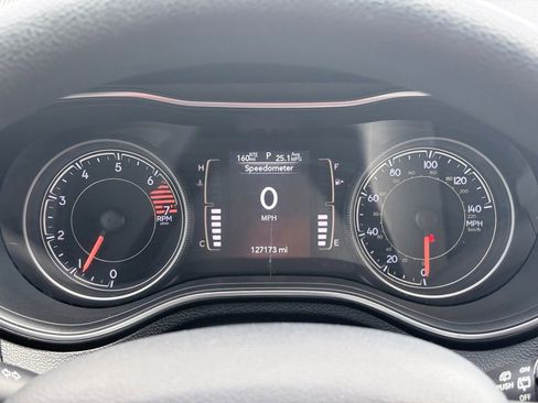 Used 2019 Jeep Cherokee Latitude w/ Popular Appearance Group FWD image 8