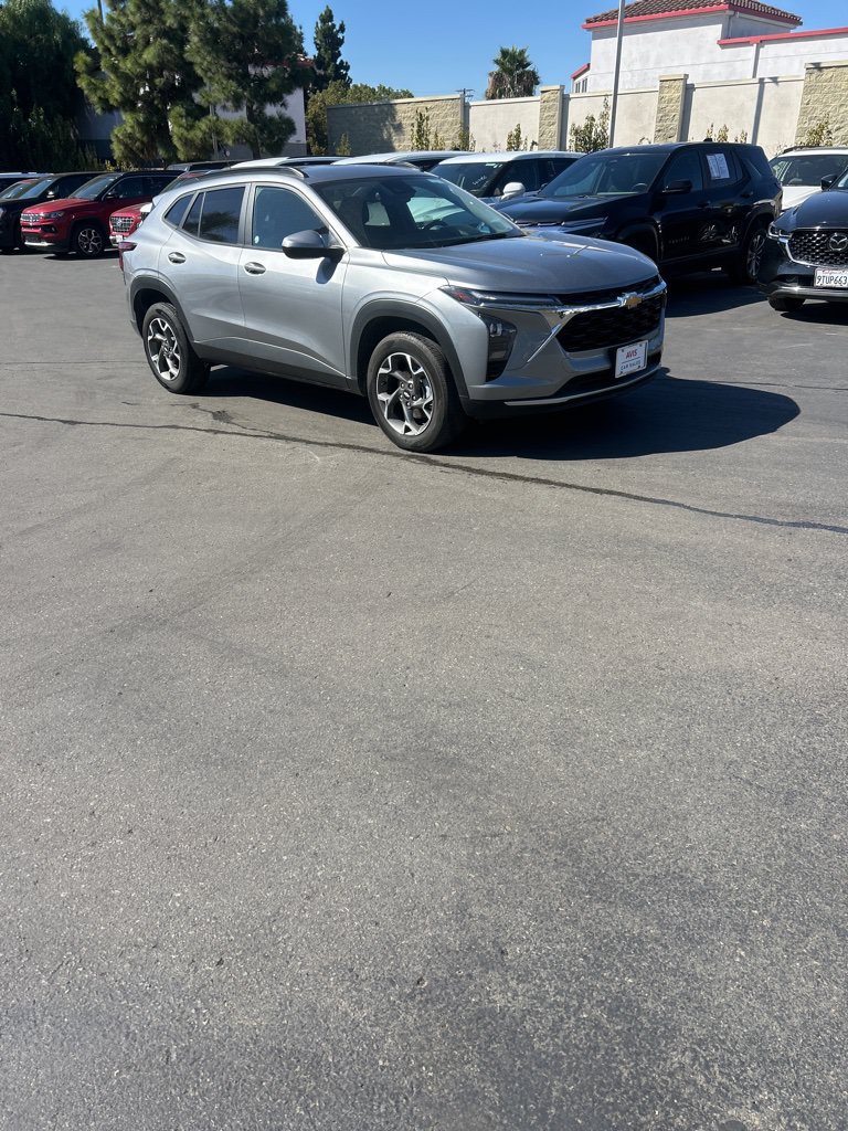 Used 2025 Chevrolet Trax LT w/ LT Convenience Package FWD image 5