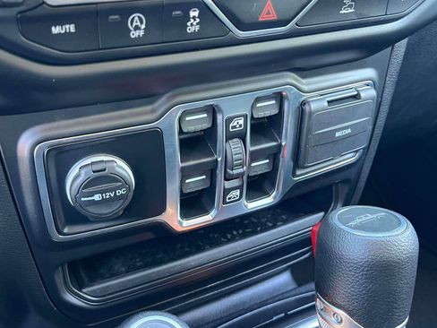 Used 2021 Jeep Gladiator Overland AWD/4WD image 10