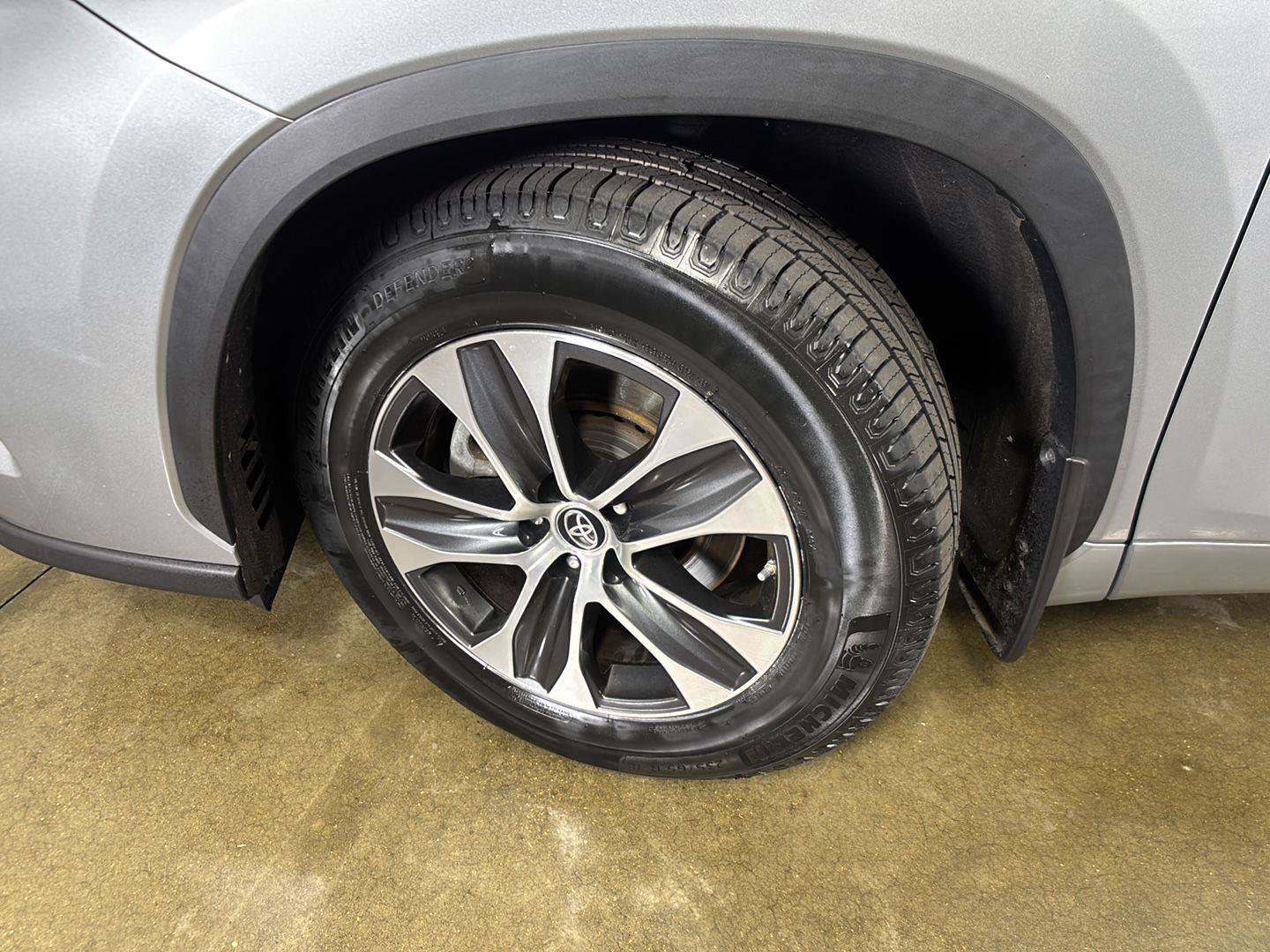 Used 2023 Toyota Highlander XLE AWD/4WD image 5