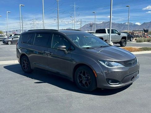 Used 2020 Chrysler Pacifica Limited w/ Advanced Safetytec Group FWD image 26