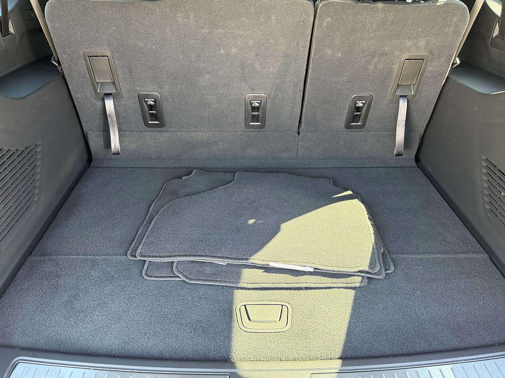 Used 2026 Chevrolet Suburban RST RWD image 28