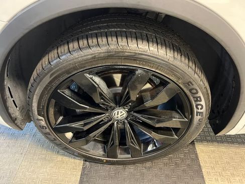 Certified 2021 Volkswagen Tiguan SE R-Line FWD image 8