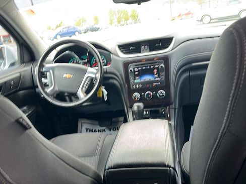Used 2017 Chevrolet Traverse LT w/ Style and Technology Package FWD image 28