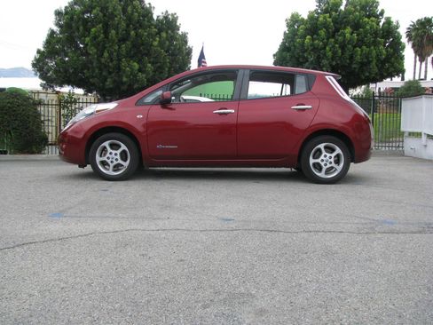 Used 2011 Nissan Leaf image 1
