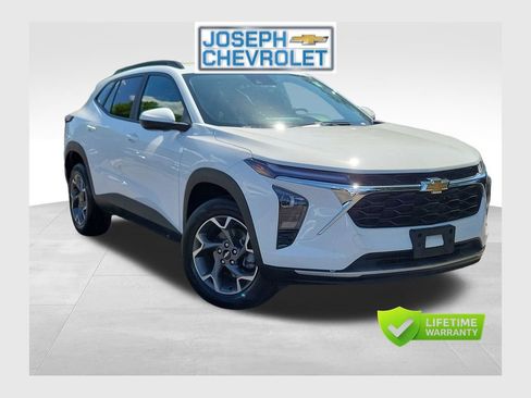 Used 2025 Chevrolet Trax LT FWD image 1