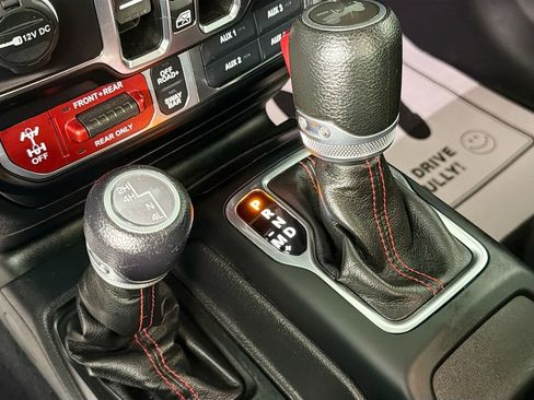 Used 2023 Jeep Wrangler Unlimited Rubicon w/ Cold Weather Group AWD/4WD image 17