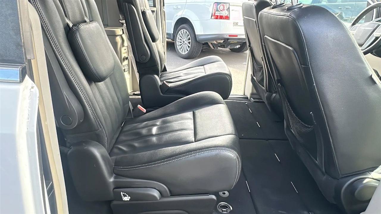 Used 2016 Chrysler Town & Country Touring FWD image 27