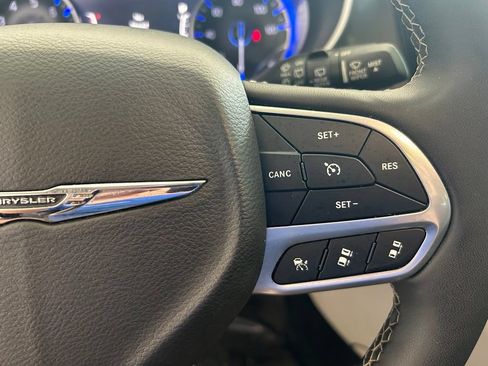 Used 2024 Chrysler Pacifica Touring-L FWD image 42