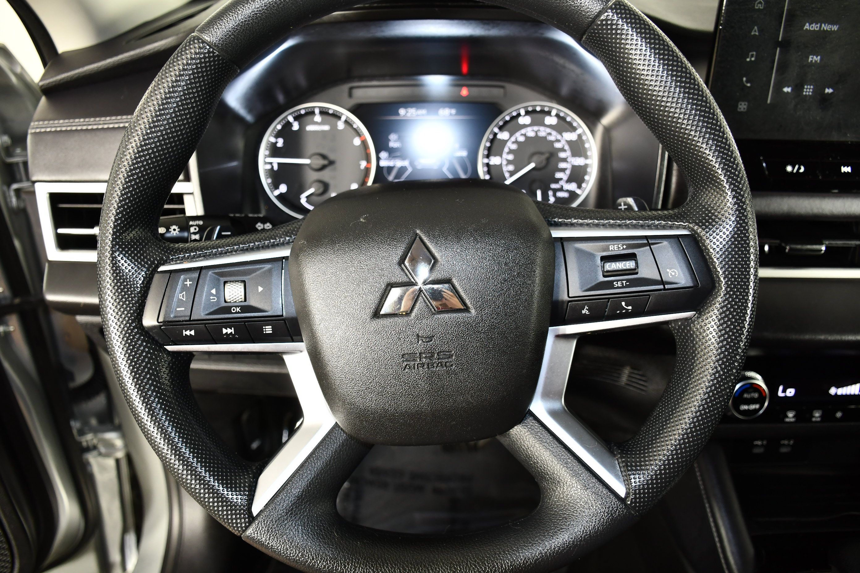 Used 2025 Mitsubishi Outlander ES FWD image 11