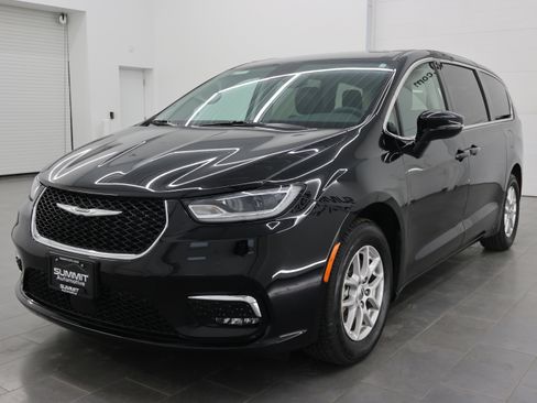 Used 2024 Chrysler Pacifica Touring-L image 7