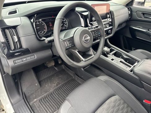 Used 2024 Nissan Pathfinder SV image 17