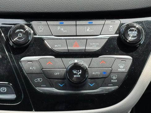 Used 2023 Chrysler Pacifica Touring-L FWD image 25