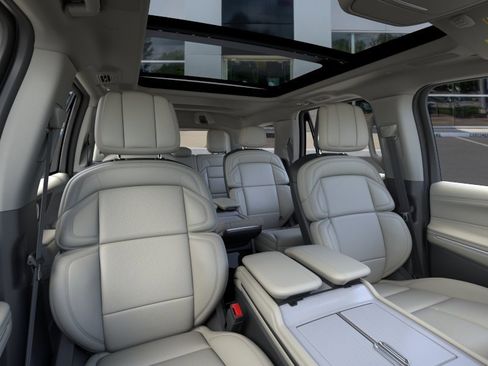 New 2026 Lincoln Navigator Reserve w/ Jet Appearance Package AWD/4WD image 10