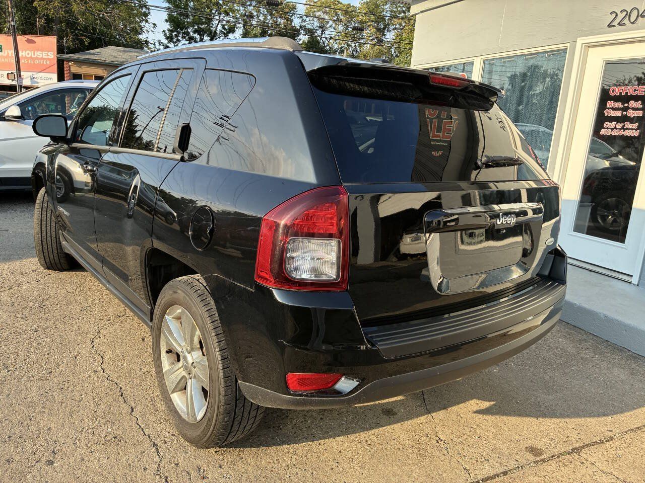 Used 2014 Jeep Compass Latitude w/ Sun/Sound Group FWD image 4