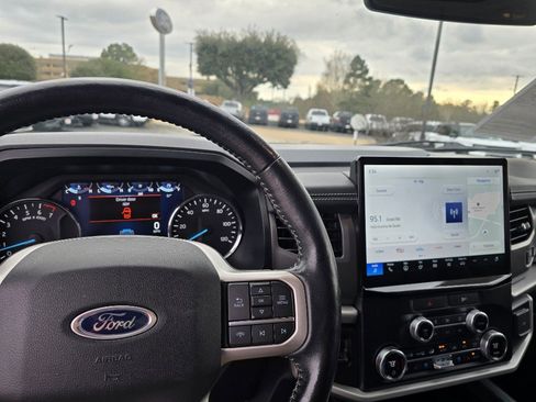 Used 2022 Ford Expedition XLT image 9