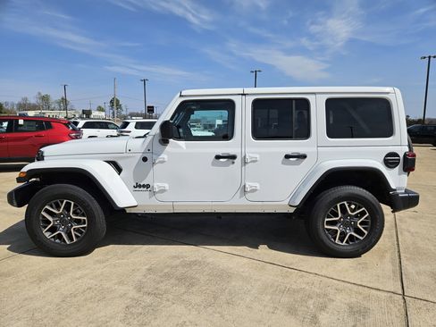 Used 2025 Jeep Wrangler Unlimited Sahara AWD/4WD image 3