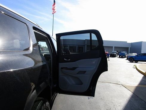 Used 2023 GMC Acadia SLT image 24