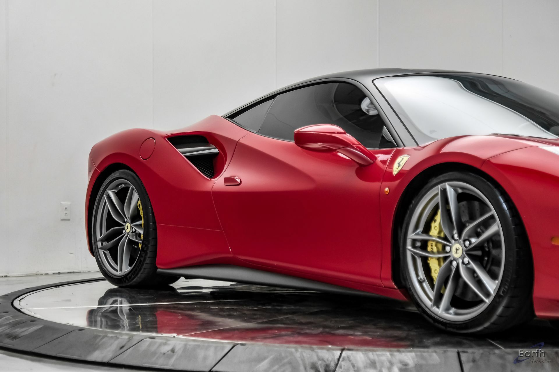 Used 2017 Ferrari 488 GTB RWD image 32