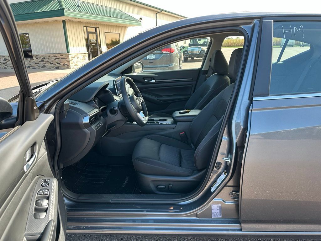 Used 2025 Nissan Altima 2.5 SV AWD/4WD image 10
