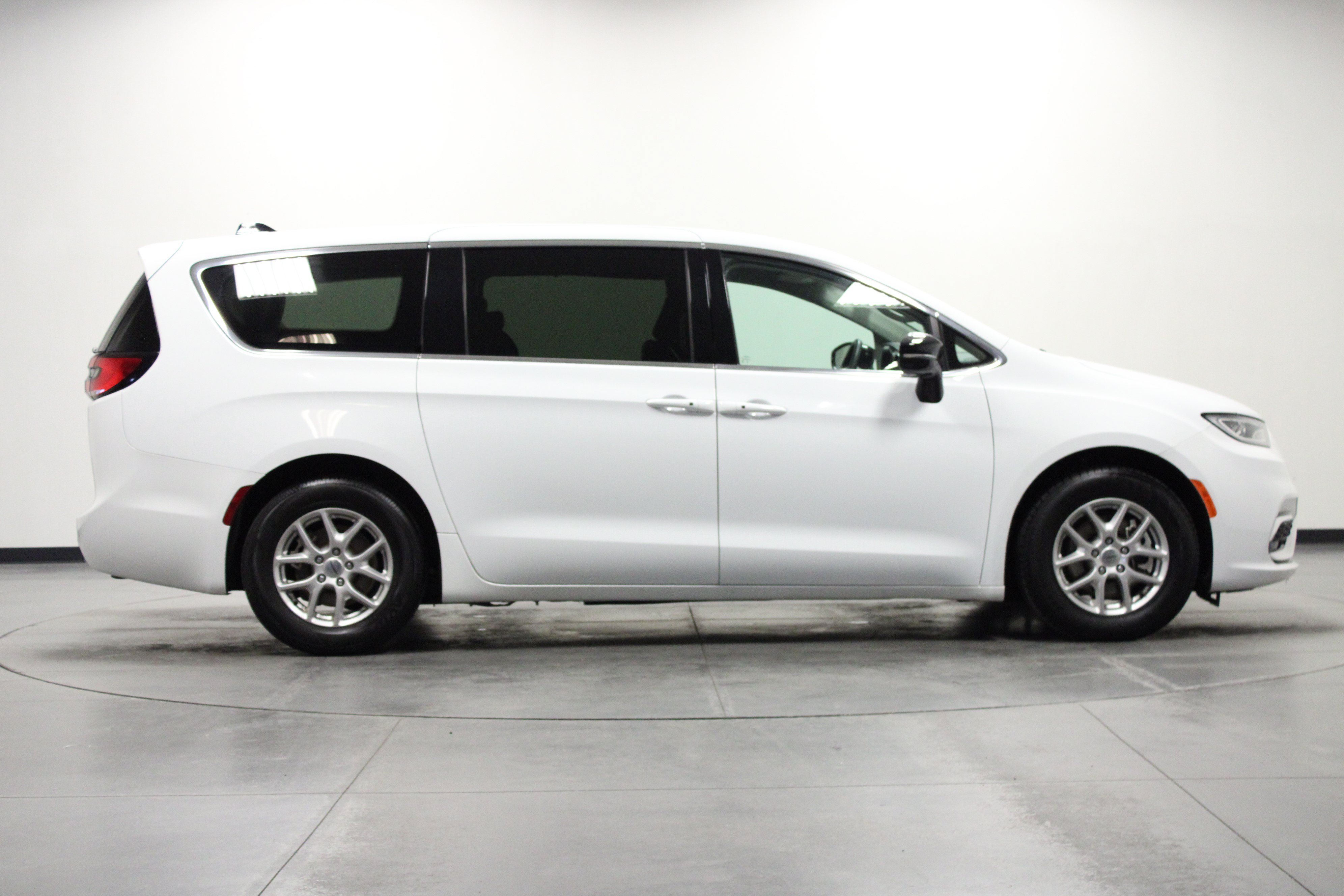 Used 2024 Chrysler Pacifica Touring-L FWD image 3